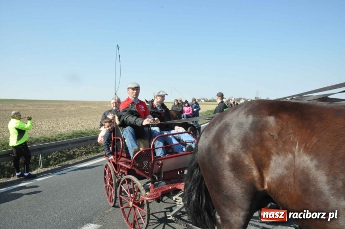 Zdjęcie w galerii na portalu naszraciborz.pl: W Sudole procesja z metropolitą górnośląskim  wiadomości z regionu