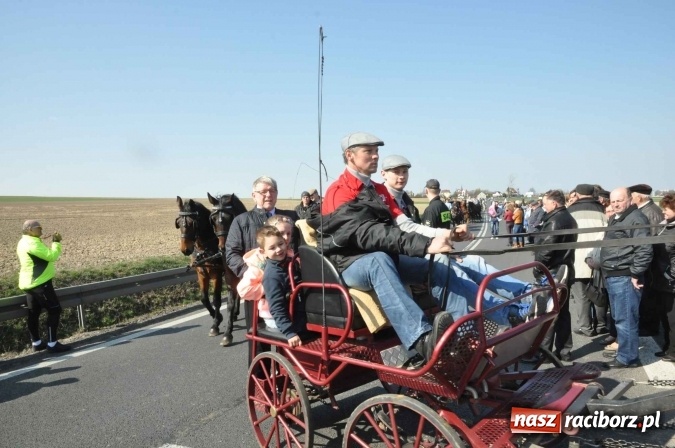 Zdjęcie w galerii na portalu naszraciborz.pl: W Sudole procesja z metropolitą górnośląskim  wiadomości z regionu