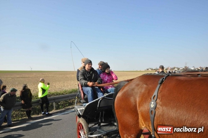 Zdjęcie w galerii na portalu naszraciborz.pl: W Sudole procesja z metropolitą górnośląskim  wiadomości z regionu