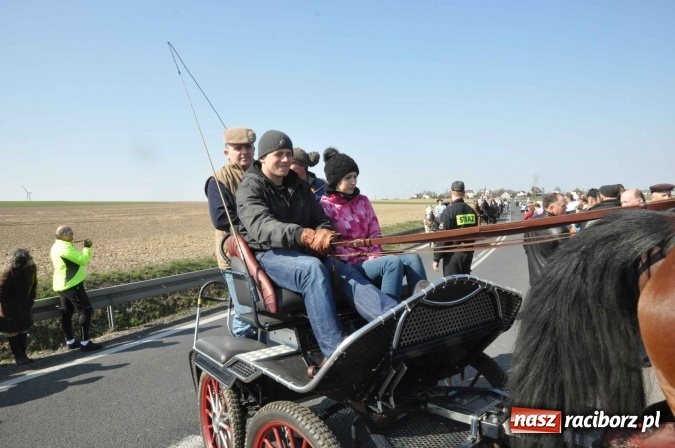 Zdjęcie w galerii na portalu naszraciborz.pl: W Sudole procesja z metropolitą górnośląskim  wiadomości z regionu