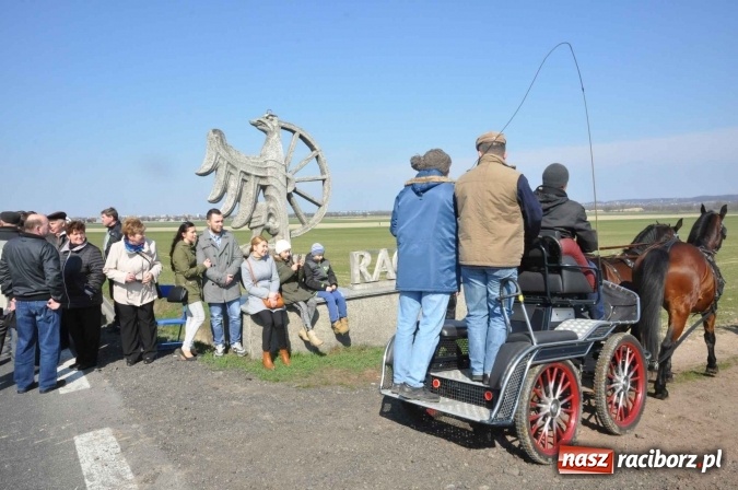 Zdjęcie w galerii na portalu naszraciborz.pl: W Sudole procesja z metropolitą górnośląskim  wiadomości z regionu