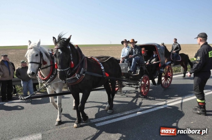 Zdjęcie w galerii na portalu naszraciborz.pl: W Sudole procesja z metropolitą górnośląskim  wiadomości z regionu