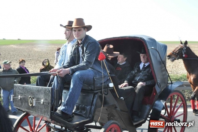 Zdjęcie w galerii na portalu naszraciborz.pl: W Sudole procesja z metropolitą górnośląskim  wiadomości z regionu