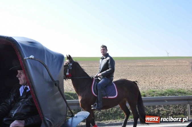 Zdjęcie w galerii na portalu naszraciborz.pl: W Sudole procesja z metropolitą górnośląskim  wiadomości z regionu