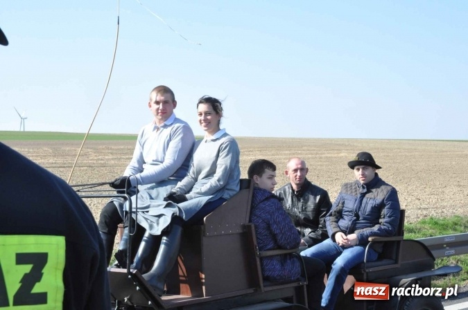 Zdjęcie w galerii na portalu naszraciborz.pl: W Sudole procesja z metropolitą górnośląskim  wiadomości z regionu