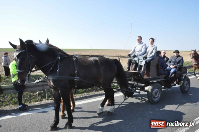 Zdjęcie w galerii na portalu naszraciborz.pl: W Sudole procesja z metropolitą górnośląskim  wiadomości z regionu