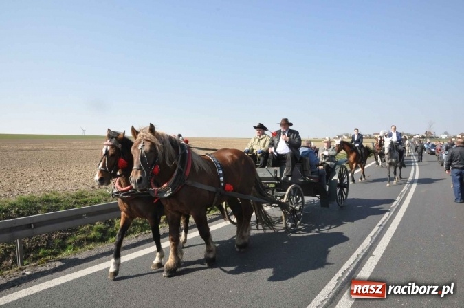 Zdjęcie w galerii na portalu naszraciborz.pl: W Sudole procesja z metropolitą górnośląskim  wiadomości z regionu