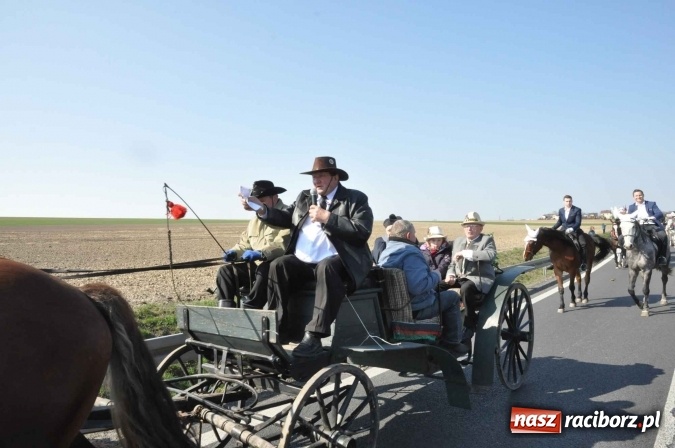 Zdjęcie w galerii na portalu naszraciborz.pl: W Sudole procesja z metropolitą górnośląskim  wiadomości z regionu