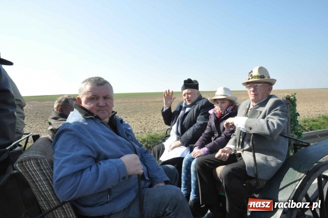 Zdjęcie w galerii na portalu naszraciborz.pl: W Sudole procesja z metropolitą górnośląskim  wiadomości z regionu