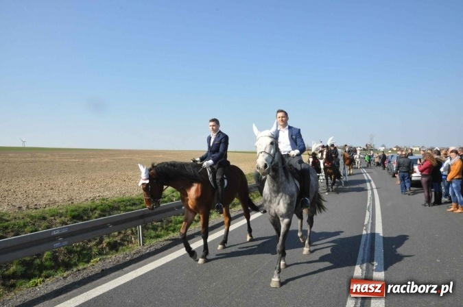 Zdjęcie w galerii na portalu naszraciborz.pl: W Sudole procesja z metropolitą górnośląskim  wiadomości z regionu