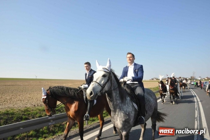 Zdjęcie w galerii na portalu naszraciborz.pl: W Sudole procesja z metropolitą górnośląskim  wiadomości z regionu