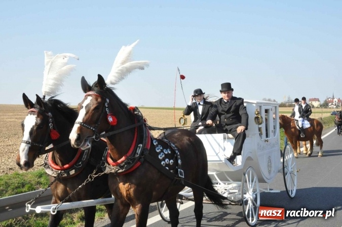 Zdjęcie w galerii na portalu naszraciborz.pl: W Sudole procesja z metropolitą górnośląskim  wiadomości z regionu