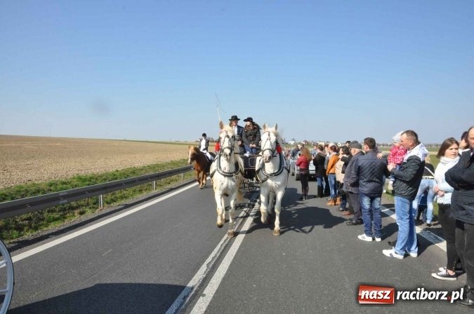 Zdjęcie w galerii na portalu naszraciborz.pl: W Sudole procesja z metropolitą górnośląskim  wiadomości z regionu