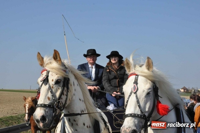 Zdjęcie w galerii na portalu naszraciborz.pl: W Sudole procesja z metropolitą górnośląskim  wiadomości z regionu