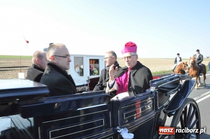 Zdjęcie w galerii na portalu naszraciborz.pl: W Sudole procesja z metropolitą górnośląskim  wiadomości z regionu