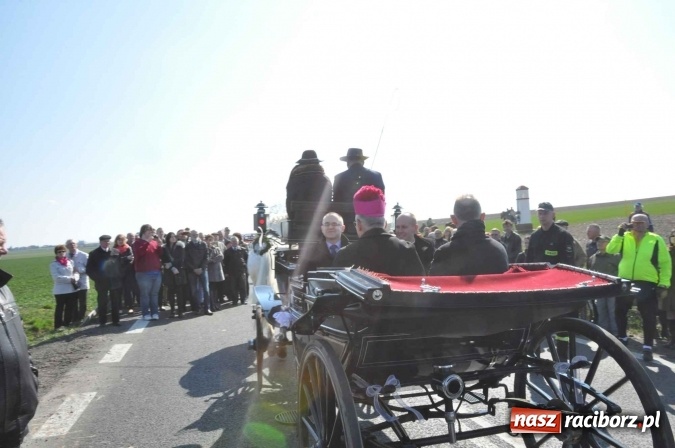 Zdjęcie w galerii na portalu naszraciborz.pl: W Sudole procesja z metropolitą górnośląskim  wiadomości z regionu