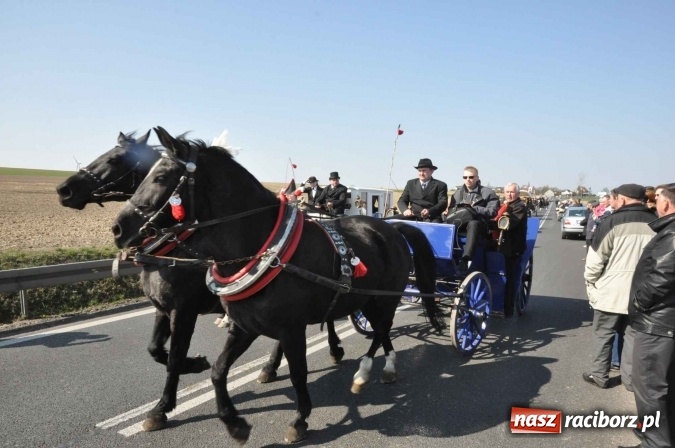 Zdjęcie w galerii na portalu naszraciborz.pl: W Sudole procesja z metropolitą górnośląskim  wiadomości z regionu
