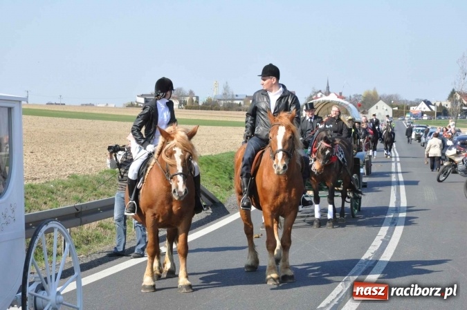 Zdjęcie w galerii na portalu naszraciborz.pl: W Sudole procesja z metropolitą górnośląskim  wiadomości z regionu