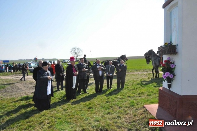 Zdjęcie w galerii na portalu naszraciborz.pl: W Sudole procesja z metropolitą górnośląskim  wiadomości z regionu
