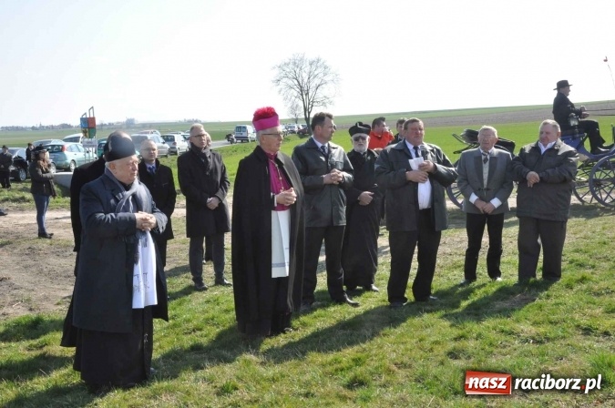 Zdjęcie w galerii na portalu naszraciborz.pl: W Sudole procesja z metropolitą górnośląskim  wiadomości z regionu