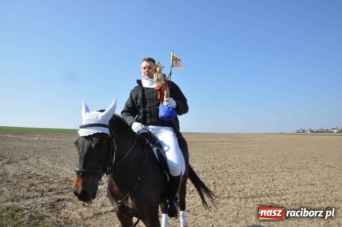 Zdjęcie w galerii na portalu naszraciborz.pl: W Sudole procesja z metropolitą górnośląskim  wiadomości z regionu