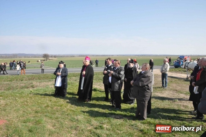 Zdjęcie w galerii na portalu naszraciborz.pl: W Sudole procesja z metropolitą górnośląskim  wiadomości z regionu