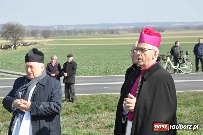 Zdjęcie w galerii na portalu naszraciborz.pl: W Sudole procesja z metropolitą górnośląskim  wiadomości z regionu