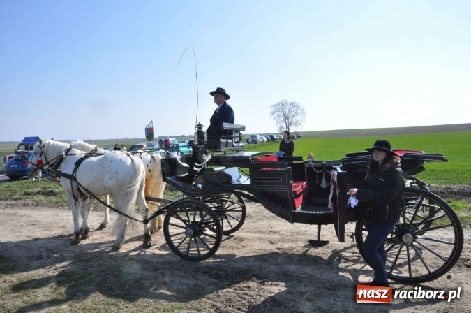 Zdjęcie w galerii na portalu naszraciborz.pl: W Sudole procesja z metropolitą górnośląskim  wiadomości z regionu