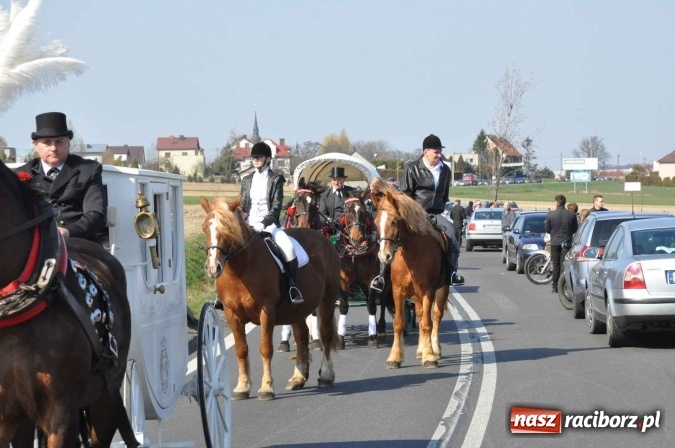 Zdjęcie w galerii na portalu naszraciborz.pl: W Sudole procesja z metropolitą górnośląskim  wiadomości z regionu