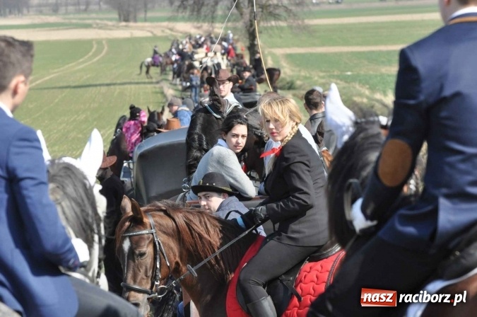 Zdjęcie w galerii na portalu naszraciborz.pl: W Sudole procesja z metropolitą górnośląskim  wiadomości z regionu