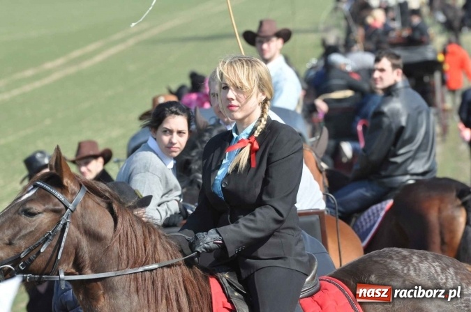 Zdjęcie w galerii na portalu naszraciborz.pl: W Sudole procesja z metropolitą górnośląskim  wiadomości z regionu
