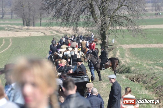 Zdjęcie w galerii na portalu naszraciborz.pl: W Sudole procesja z metropolitą górnośląskim  wiadomości z regionu