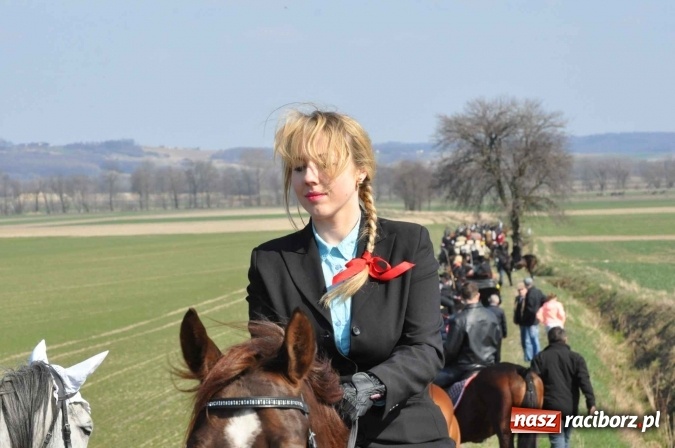 Zdjęcie w galerii na portalu naszraciborz.pl: W Sudole procesja z metropolitą górnośląskim  wiadomości z regionu