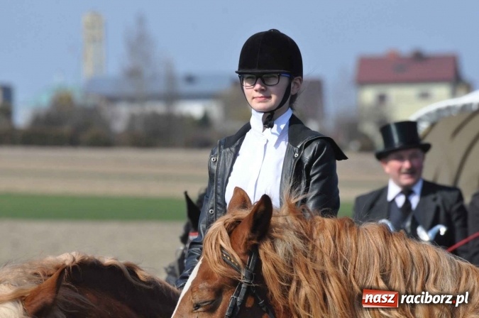 Zdjęcie w galerii na portalu naszraciborz.pl: W Sudole procesja z metropolitą górnośląskim  wiadomości z regionu