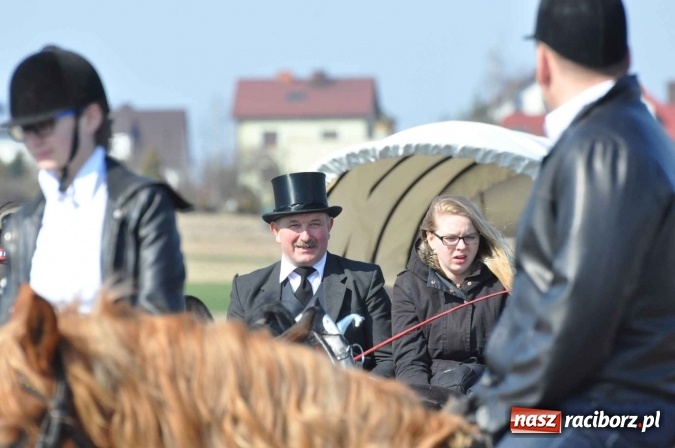 Zdjęcie w galerii na portalu naszraciborz.pl: W Sudole procesja z metropolitą górnośląskim  wiadomości z regionu