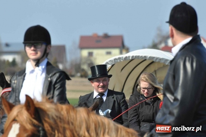 Zdjęcie w galerii na portalu naszraciborz.pl: W Sudole procesja z metropolitą górnośląskim  wiadomości z regionu