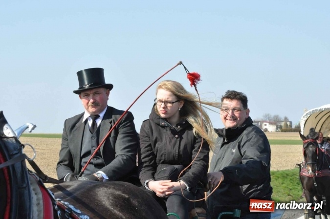 Zdjęcie w galerii na portalu naszraciborz.pl: W Sudole procesja z metropolitą górnośląskim  wiadomości z regionu