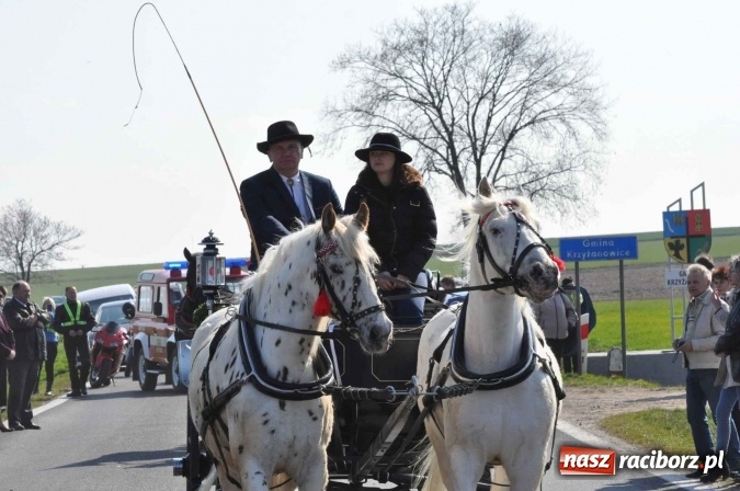 Zdjęcie w galerii na portalu naszraciborz.pl: W Sudole procesja z metropolitą górnośląskim  wiadomości z regionu