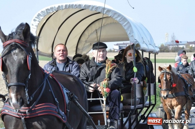 Zdjęcie w galerii na portalu naszraciborz.pl: W Sudole procesja z metropolitą górnośląskim  wiadomości z regionu