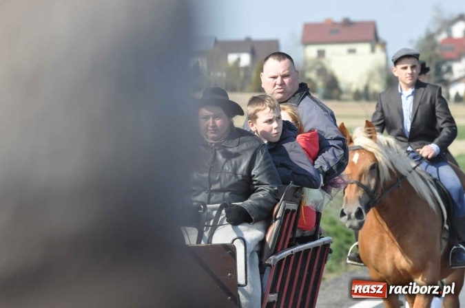 Zdjęcie w galerii na portalu naszraciborz.pl: W Sudole procesja z metropolitą górnośląskim  wiadomości z regionu