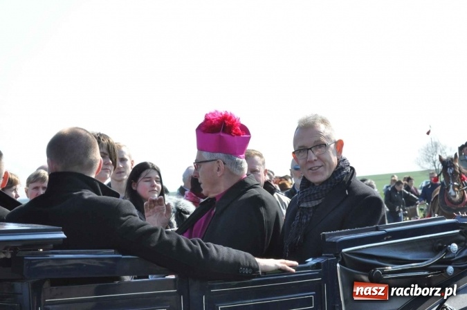 Zdjęcie w galerii na portalu naszraciborz.pl: W Sudole procesja z metropolitą górnośląskim  wiadomości z regionu