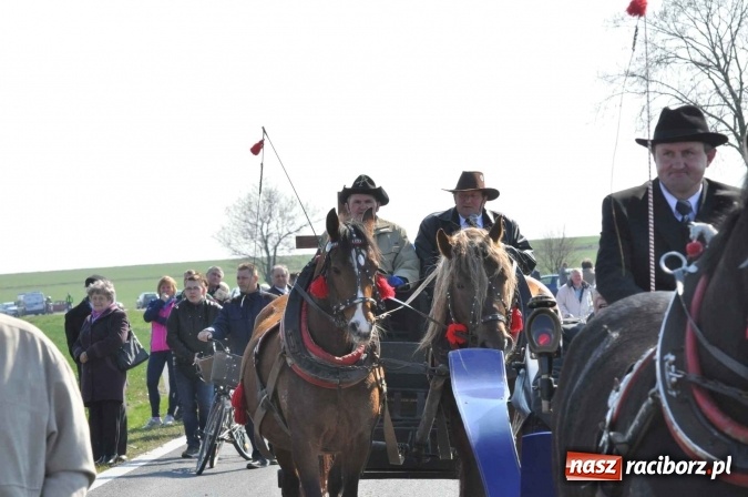Zdjęcie w galerii na portalu naszraciborz.pl: W Sudole procesja z metropolitą górnośląskim  wiadomości z regionu