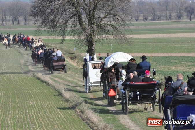 Zdjęcie w galerii na portalu naszraciborz.pl: W Sudole procesja z metropolitą górnośląskim  wiadomości z regionu