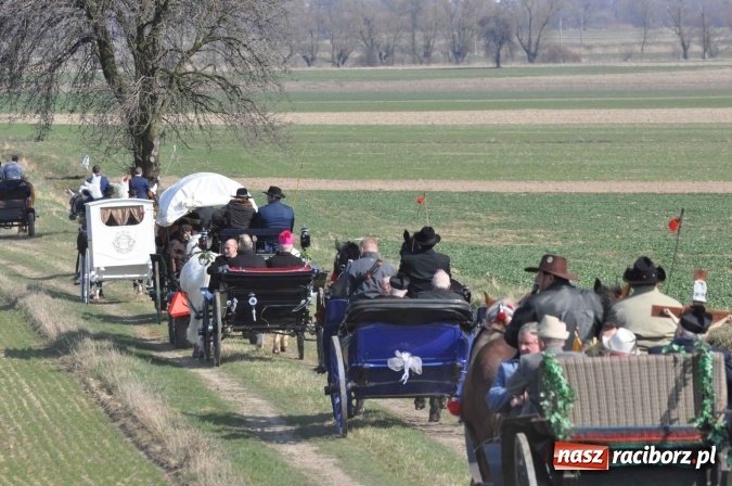 Zdjęcie w galerii na portalu naszraciborz.pl: W Sudole procesja z metropolitą górnośląskim  wiadomości z regionu