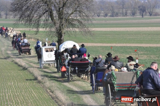 Zdjęcie w galerii na portalu naszraciborz.pl: W Sudole procesja z metropolitą górnośląskim  wiadomości z regionu