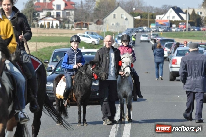 Zdjęcie w galerii na portalu naszraciborz.pl: W Sudole procesja z metropolitą górnośląskim  wiadomości z regionu