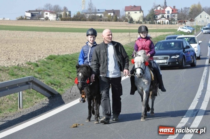 Zdjęcie w galerii na portalu naszraciborz.pl: W Sudole procesja z metropolitą górnośląskim  wiadomości z regionu