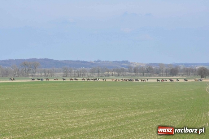 Zdjęcie w galerii na portalu naszraciborz.pl: W Sudole procesja z metropolitą górnośląskim  wiadomości z regionu