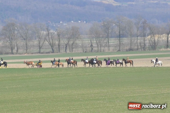 Zdjęcie w galerii na portalu naszraciborz.pl: W Sudole procesja z metropolitą górnośląskim  wiadomości z regionu