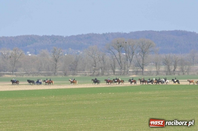 Zdjęcie w galerii na portalu naszraciborz.pl: W Sudole procesja z metropolitą górnośląskim  wiadomości z regionu